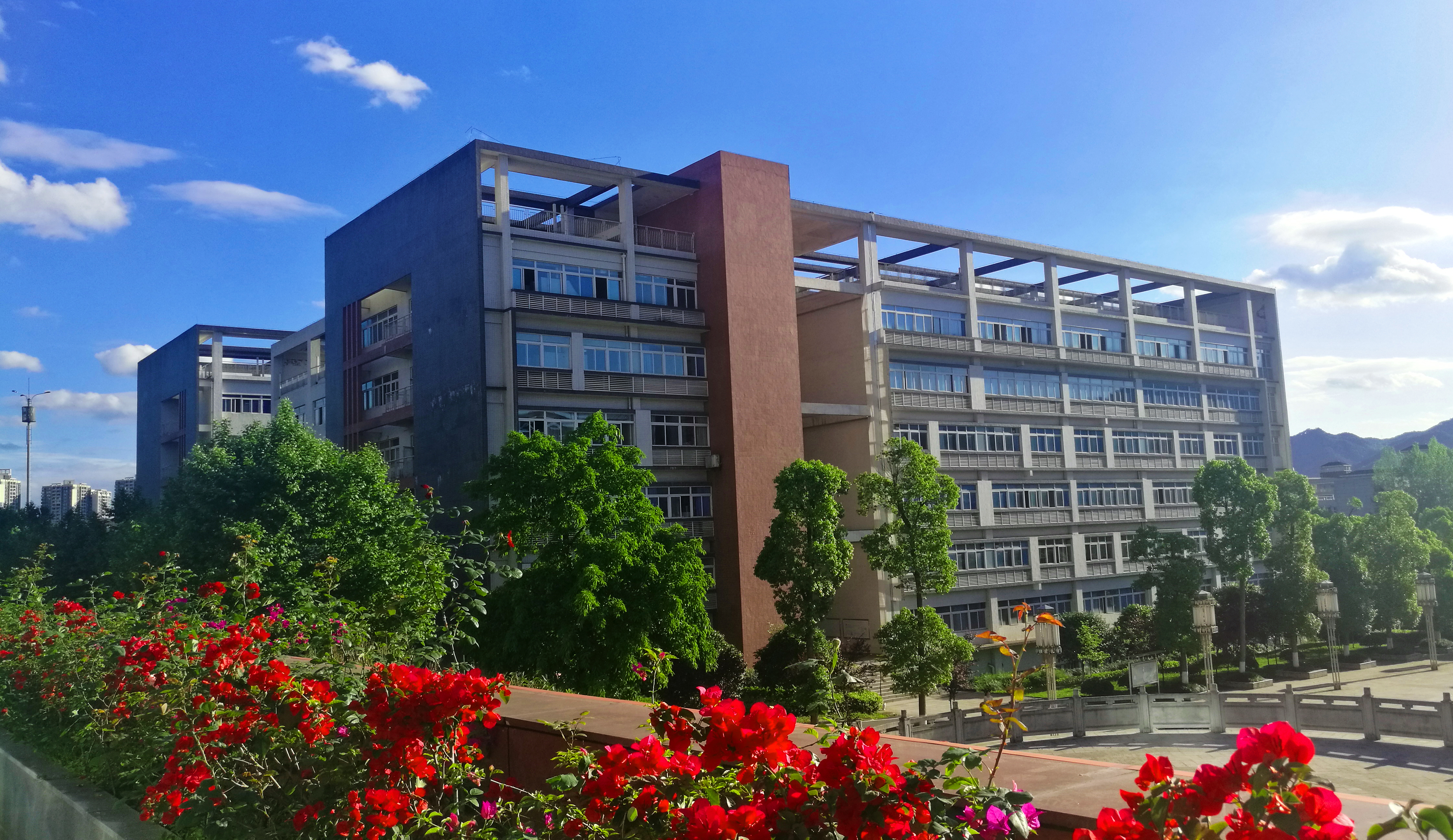 1,2实验楼-重庆医药高等专科学校